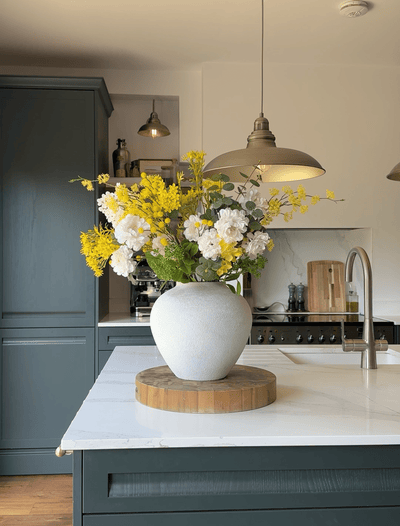 Faux arrangement - Eucalyptus, gele mimosa & witte dahlia